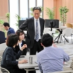 年内の業務が大詰めを迎えた新本社で、社員らと話す神姫バスの長尾真社長（中央）＝26日午後、姫路市北条口１