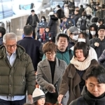 帰省客らで混み合ったＪＲ新神戸駅のホーム＝２７日午前、神戸市中央区（撮影・大田将之）