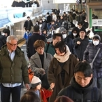 帰省客らで混み合うＪＲ新神戸駅のホーム＝２７日午前、神戸市中央区（撮影・大田将之）