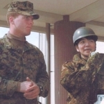 東日本大震災後、米軍の「トモダチ作戦」に携わった阿部さん（右）。予備自衛官として通訳を務めた＝２０１１年３月、仙台市内（陸上自衛隊山形地方協力本部提供）