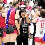 監督の指示を伝える通訳の阿部美奈子さん（中央）＝姫路市西延末、ヴィクトリーナ・ウインク体育館