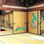 「芭蕉の間」（手前）から右が「孔雀の間」、左が「山水の間」＝２０２２年９月、兵庫県香美町香住区森、大乗寺