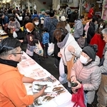 正月用の食材を買い求める人らでにぎわう東山商店街＝３０日午前、神戸市兵庫区東山町（撮影・大田将之）