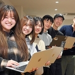 生成ＡＩを駆使する青楓館高等学院ＡＩ部のメンバー＝明石市相生町２（撮影・大田将之）