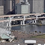 埋め立てが予定されているメリケンパーク（手前）の北側にある船だまり＝神戸市中央区（撮影・長嶺麻子）