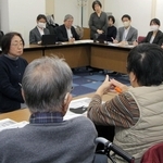 兵庫県職員らを前に強制不妊手術の理不尽さを手話で訴える被害者の女性＝神戸市中央区橘通３