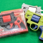 兵庫県警が回収したおもちゃの拳銃＝兵庫県警
