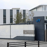 尼崎ＪＲ脱線事故の事故車両を保存するＪＲ西日本の施設＝大阪府吹田市（撮影・丸山桃奈）