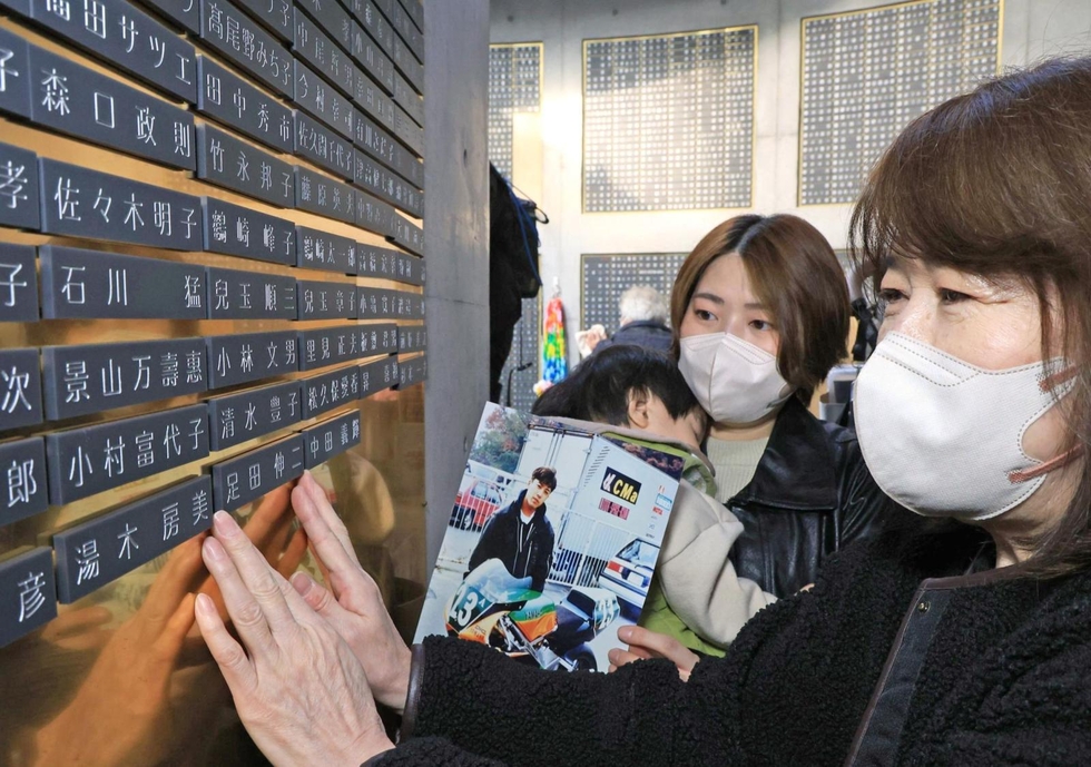 震災犠牲者ら悼むモニュメントに新たに12人の名 被災地で上演続けた劇