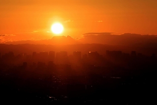 大阪のビル群を照らしながら昇る太陽＝１日午前７時１４分、西宮市甲山町の甲山森林公園展望台から（撮影・吉田敦史）
