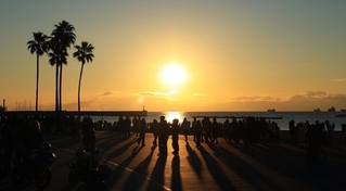 新年の幕開けとなる初日の出＝１日午前７時３１分、神戸市須磨区（撮影・鈴木雅之）