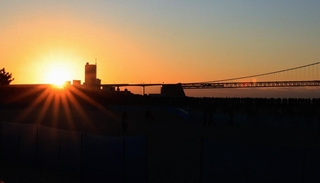 明石海峡大橋のそばで昇る太陽＝１日午前７時１８分、明石市、大蔵海岸（撮影・丸山桃奈）