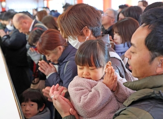 願いを込めて手を合わせる参拝者たち＝１日午前、神戸市中央区、生田神社（撮影・丸山桃奈）