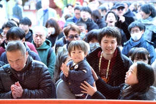 参拝者の長い列の中、子どもも手を合わせて願い事をする家族連れ＝１日午前、神戸市長田区、長田神社（撮影・丸山桃奈）