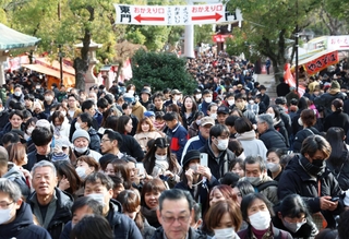 大勢の初詣客でにぎわう境内＝１日午後、神戸市中央区、湊川神社（撮影・丸山桃奈）