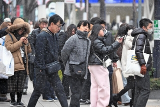 街に繰り出した人たちも寒さに身を縮めた＝２日夕、神戸市中央区東川崎町１（撮影・風斗雅博）