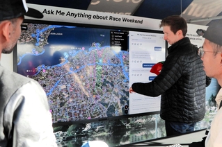 ＡＩがランナーの疑問に答える「ＲｕｎＣｏｎｃｉｅｒｇｅ」。海外ランナーが使い方を試した＝山梨県富士河口湖町