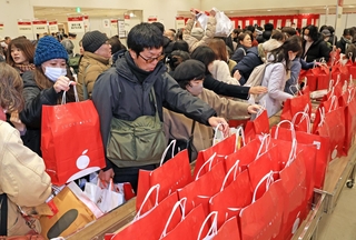食品の福袋を買い求める客ら＝３日午前、神戸市中央区明石町、大丸神戸店（撮影・吉田敦史）