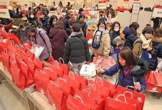 食品の福袋を買い求める客ら＝３日午前、神戸市中央区明石町、大丸神戸店（撮影・吉田敦史）