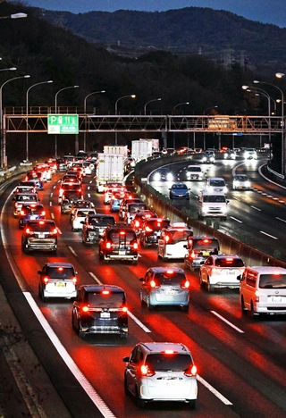 Ｕターンラッシュで混雑する中国自動車道の上り車線＝３日午後、西宮市名塩赤坂（撮影・斎藤雅志）