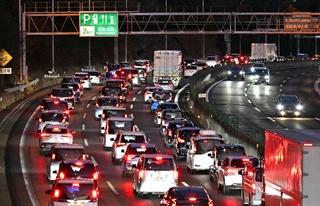 Ｕターンラッシュで混雑する中国自動車道の上り車線＝３日夜、西宮市名塩赤坂（撮影・斎藤雅志）