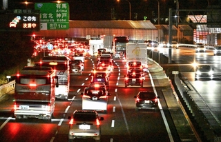 Ｕターンラッシュで混雑する神戸ＪＣＴ付近＝３日夜、神戸市北区（撮影・斎藤雅志）