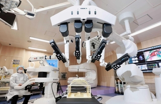 手術支援ロボットを中心にさまざまな機器がネットワークでつながるスマート手術室＝神戸市中央区港島南町１、神戸大病院国際がん医療・研究センター（撮影・鈴木雅之）