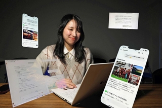 就職活動などでＡＩを活用している池田空未さん＝西宮市上ケ原一番町（多重露光、撮影・吉田敦史）