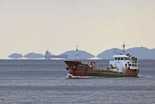 厳しい寒さが続く兵庫県内。淡路島の海岸からは「浮島現象」が見られた＝４日午後、淡路市夢舞台から