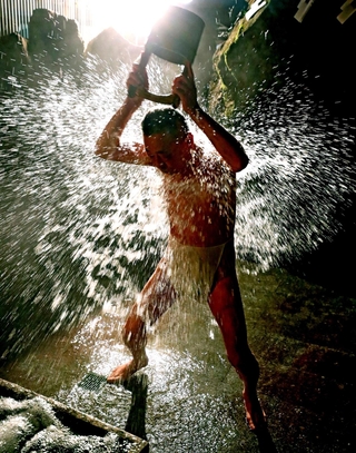 冷水を浴びて無病息災などを祈る寒水行＝５日早朝、兵庫県市川町沢、延寿寺