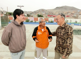 防災を語り合う（左から）ジェラルドさん、カルロスさん、日比野さん＝２０２３年８月、ペルーカヤオ市ミ・ペルー区