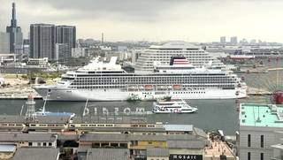神戸港の中突堤に停泊するクルーズ船の飛鳥３＝２０２５年９月２６日