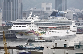 神戸港のポートターミナルに停泊するクルーズ船ノルウェージャンスカイ＝２０２５年２月２８日