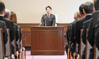 幹部職員を前に年頭のあいさつに立つ兵庫県の斎藤元彦知事＝５日午前、県公館