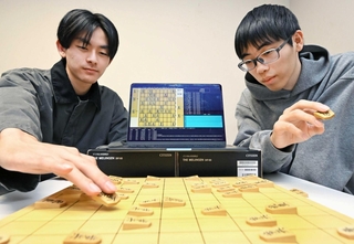ＡＩを駆使して腕を磨く甲南大学の将棋部員＝神戸市東灘区岡本８（撮影・大田将之）
