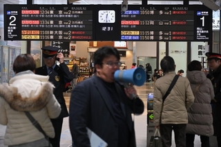 地震の影響で新幹線に運転の見合わせや遅れが生じた＝６日午後、神戸市中央区、ＪＲ新神戸駅（撮影・大田将之）