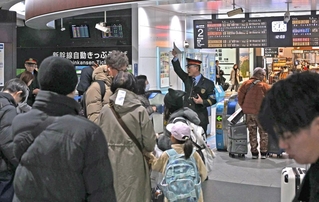 地震の影響で新幹線に運転の見合わせや遅延が生じ、混雑するＪＲ新神戸駅の改札＝６日午後、神戸市中央区（撮影・大田将之）