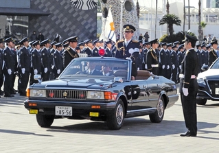 オープンカーに乗り、部隊を視閲する小西康弘本部長＝神戸市中央区波止場町