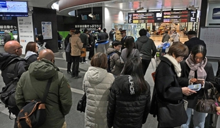 地震の影響で新幹線に運転の見合わせや遅れが生じ、改札前で滞留する利用客＝６日午後、神戸市中央区、ＪＲ新神戸駅（撮影・大田将之）