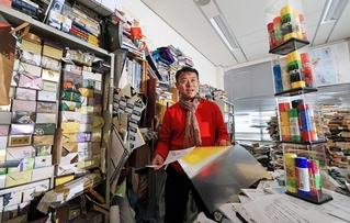 携帯電話も持たない三宅正弘教授。研究室には自ら集めたスティックのりやカステラの箱、書籍が積まれている＝武庫川女子大学（撮影・吉田敦史）