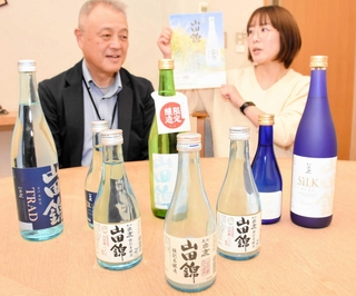 歴代の日本酒「山田錦」について語る青木大実さん（左）と広報担当の田中美紗さん＝西宮市建石町、辰馬本家酒造