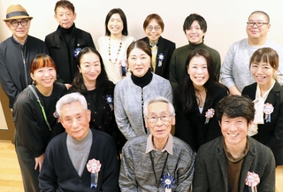 それぞれの「１・１７」を伝えてきた「語り部ＫＯＢＥ１９９５」のメンバー＝神戸市長田区