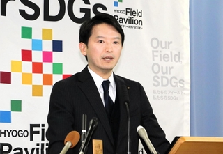 定例会見で質問に答える斎藤元彦知事＝兵庫県庁