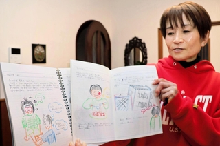 震災で重傷を負い、入院中に書いた日記を手に当時を振り返る浜田法子さん＝神戸市中央区坂口通３