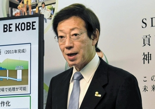 定例会見で自らの考えを述べる神戸市の久元喜造市長＝８日午後、同市役所