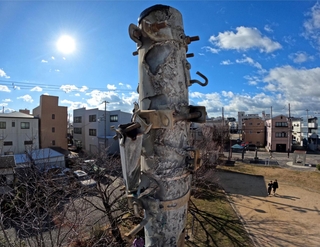 震災の記憶を伝える、物言わぬ語り部。区画整理された街並みの中で太陽に照らされていた＝神戸市長田区御蔵通５、御蔵北公園