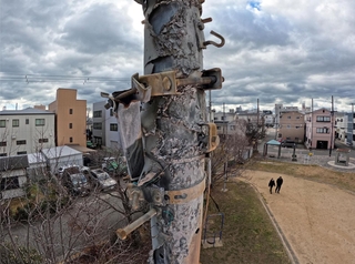 震災の記憶を伝える、物言わぬ語り部。区画整理された街並みの中で立つ＝神戸市長田区御蔵通５、御蔵北公園