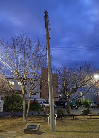 公園の一角に立つ電柱＝神戸市長田区御蔵通５、御蔵北公園（撮影・中西大二）