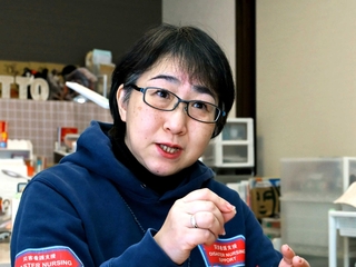 能登での支援活動や今後の課題を説明する山中弓子さん＝石川県能登町（撮影・斎藤雅志）