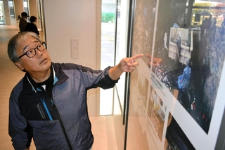震災の記憶を伝える神戸須磨シーワールドのパネル展示の前で当時を振り返る平川雄治施設課長＝神戸市須磨区若宮町１